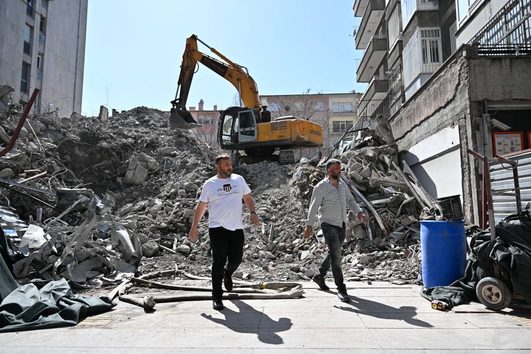 Ankara'da istinat duvarı çöktü. Bir işçi enkaz altında 15